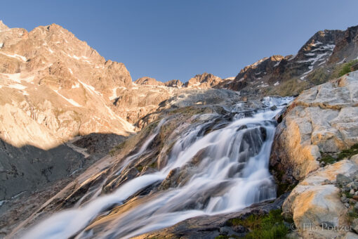 Cascade sur fond de glacier Blanc